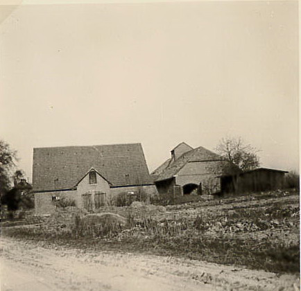 Datei:59085 Schafstall Nr 1 und Scheune auf dem Vorwerk um1956 57.jpg