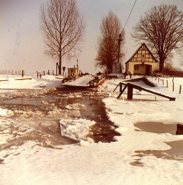 Datei:Grohnder Fähre Eisgang 1979.jpg