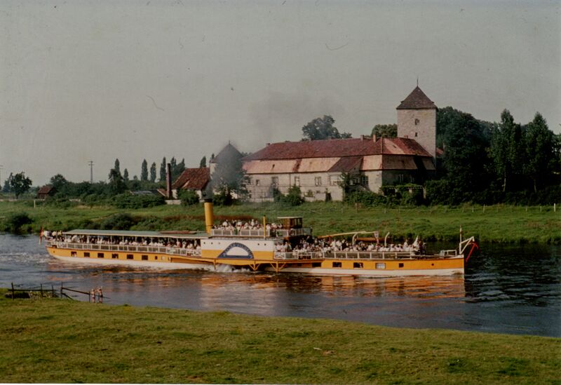 Datei:Raddampfer kaiser wilhelm vor der domaene hagenohsen.jpg