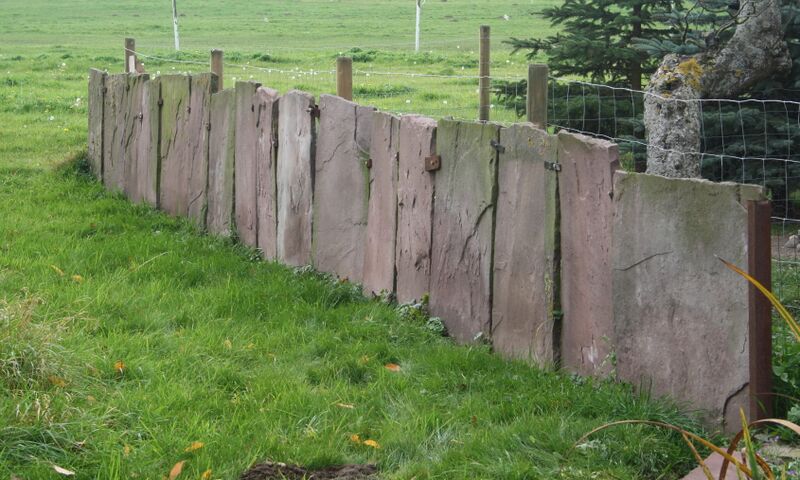 Datei:Steinplattenzaun.jpg